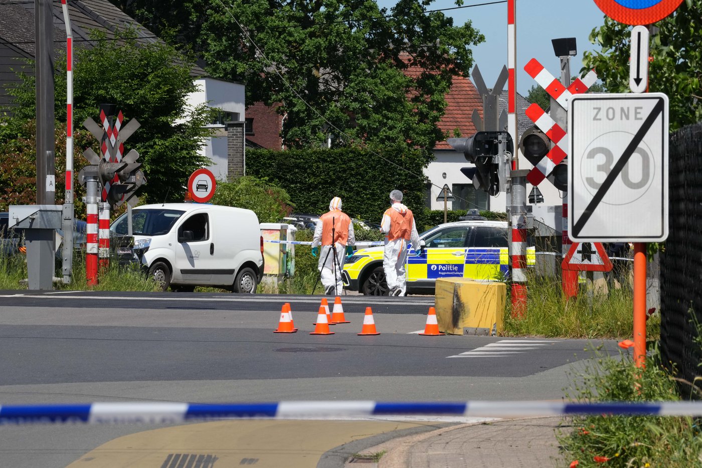 4 dead, 5 injured in a crash between a train and a school bus in Belgium | iNwheels