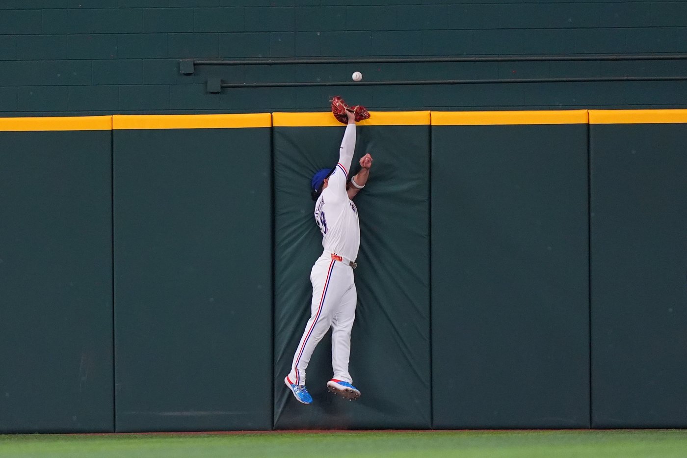 Twins have another crooked-number 1st inning to complete 3-game sweep at Texas with 9-3 win | iNFOnews.ca