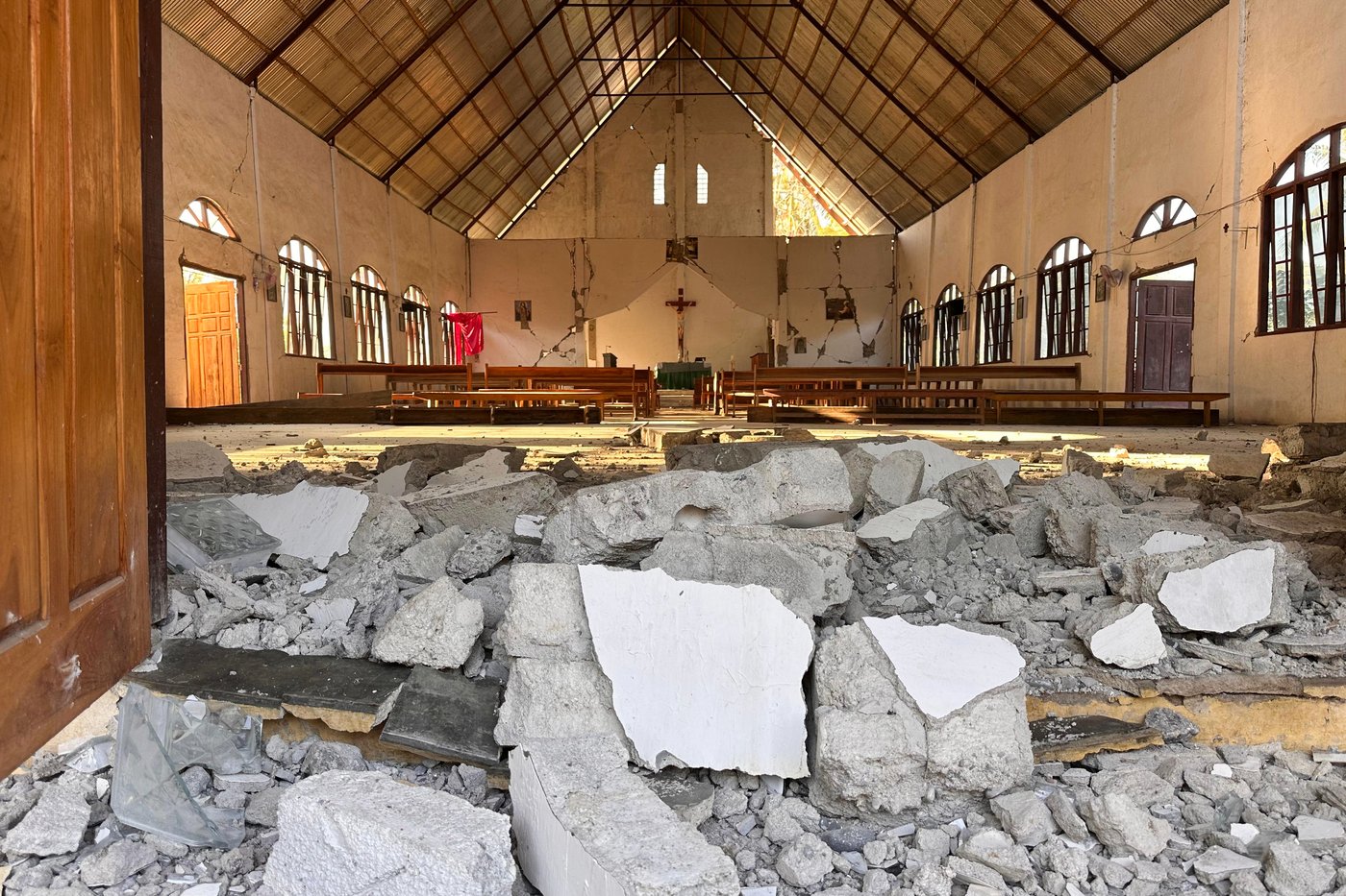 Fear grips children after deadly earthquake in eastern Indonesia leaves thousands displaced | iNhome Fear grips children after deadly earthquake in eastern Indonesia leaves thousands displaced | iNhome