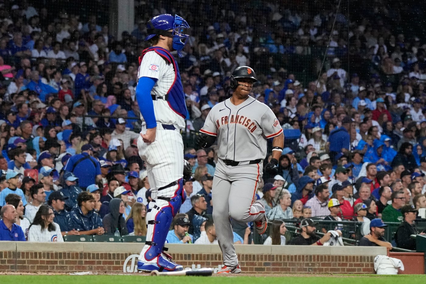 Chapman’s 10th-inning single gives the Giants a 2-1 win over the Cubs | iNFOnews.ca