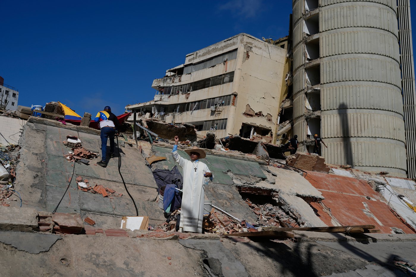 Venezuela earthquakes death toll surpasses 5,000 | iNFOnews.ca Venezuela earthquakes death toll surpasses 5,000 | iNFOnews.ca