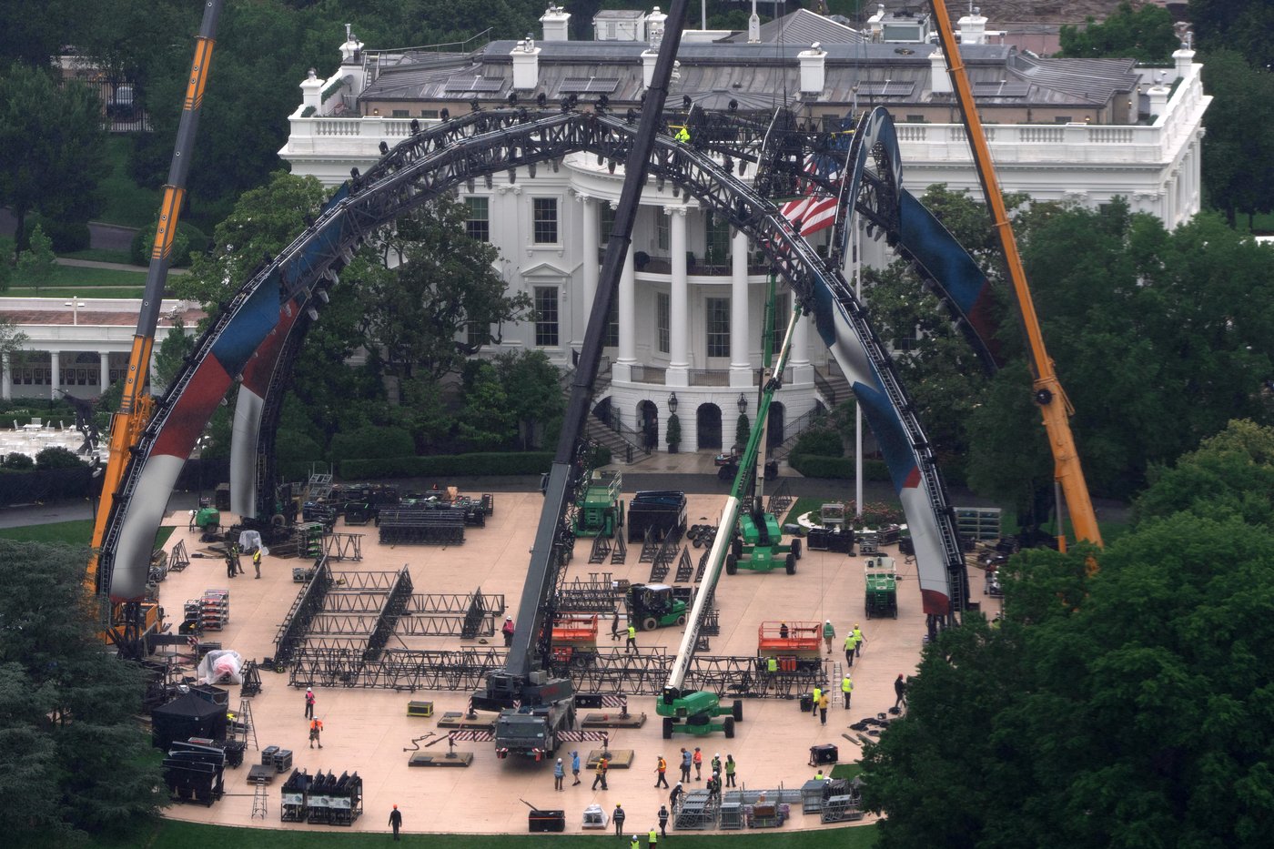UFC fighting cage rises on White House lawn for bout celebrating America’s 250th anniversary | iNFOnews.ca