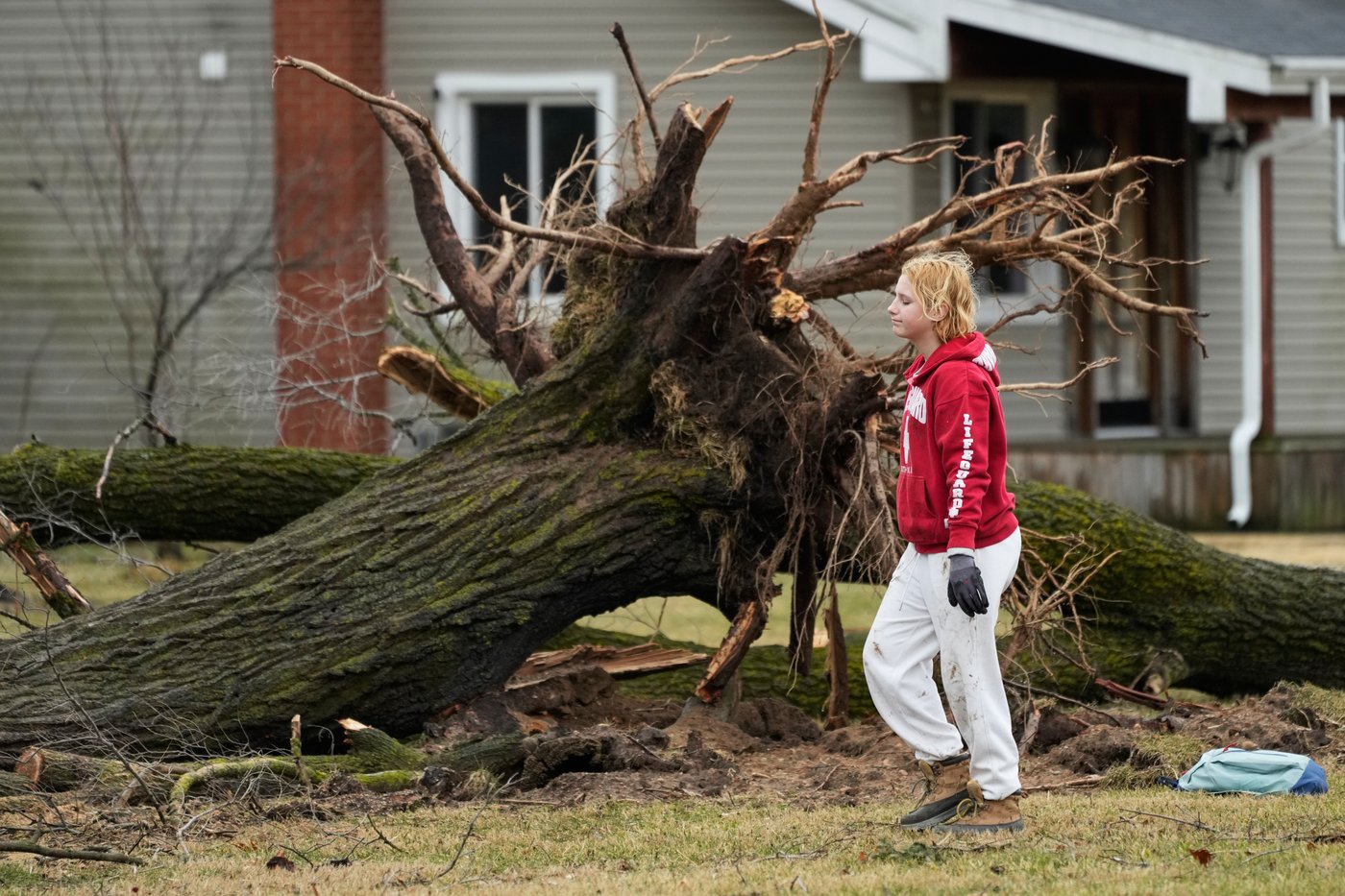 Authorities search debris after suspected tornadoes kill 6 in Michigan, Oklahoma | iNFOnews.ca