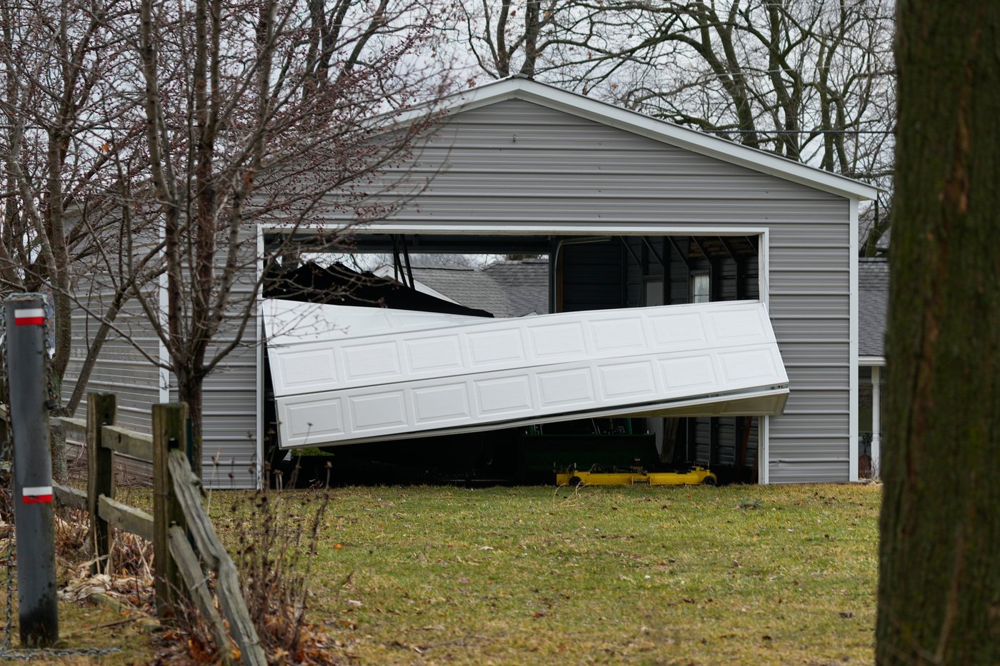 Authorities search debris after suspected tornadoes kill 6 in Michigan, Oklahoma | iNFOnews.ca