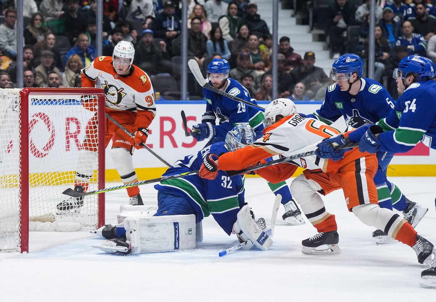 Pacific Division-leading Anaheim Ducks hold off Vancouver Canucks for 5-3 win | iNFOnews.ca