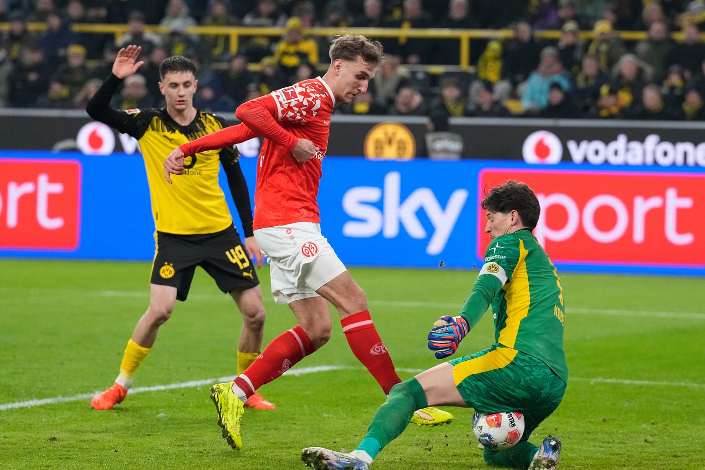 Three first-half headers put Dortmund on the way to win over Mainz | iNFOnews.ca