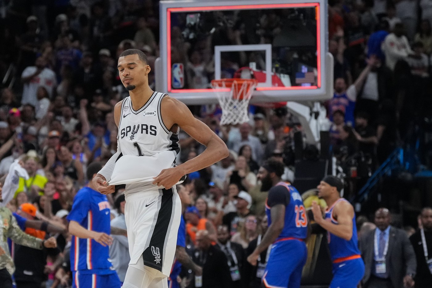 Wemby misses at the end, Knicks beat Spurs 105-104 for 2-0 lead in NBA Finals | iNFOnews.ca