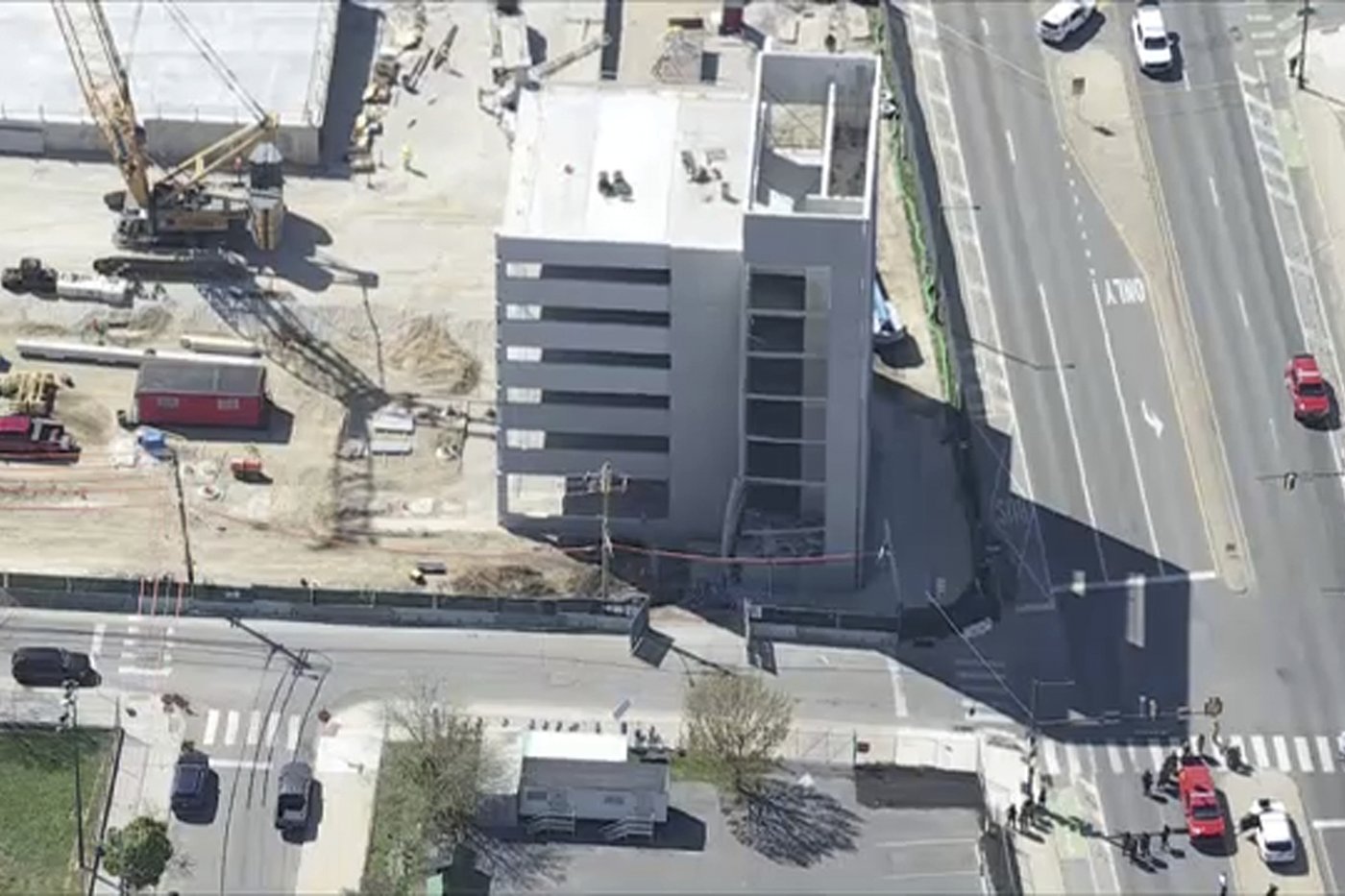 1 killed, 2 presumed dead after partial roof collapse at parking garage being built in Philadelphia | iNFOnews.ca