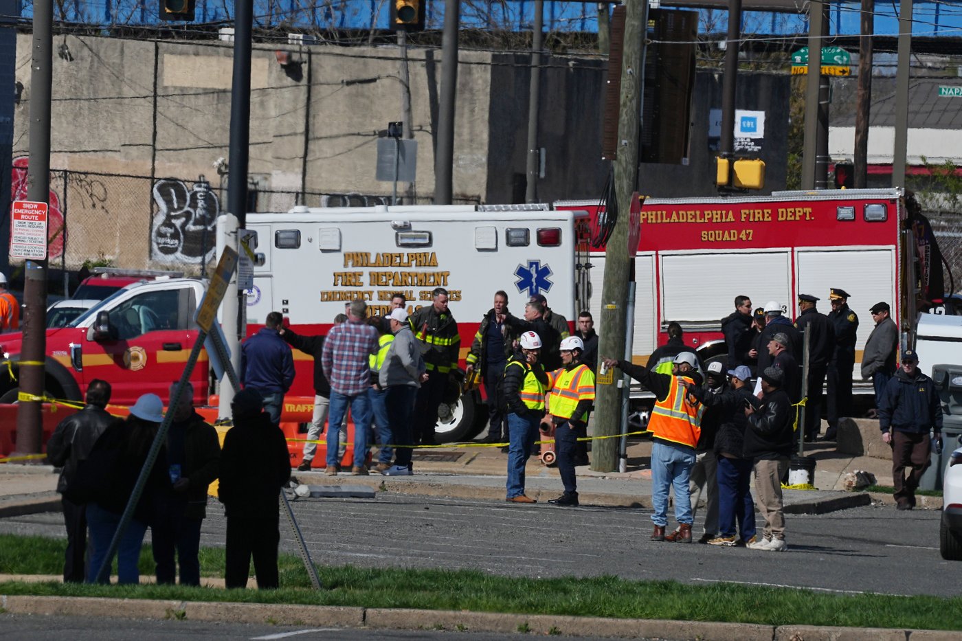 1 killed, 2 presumed dead after partial roof collapse at parking garage being built in Philadelphia | iNFOnews.ca