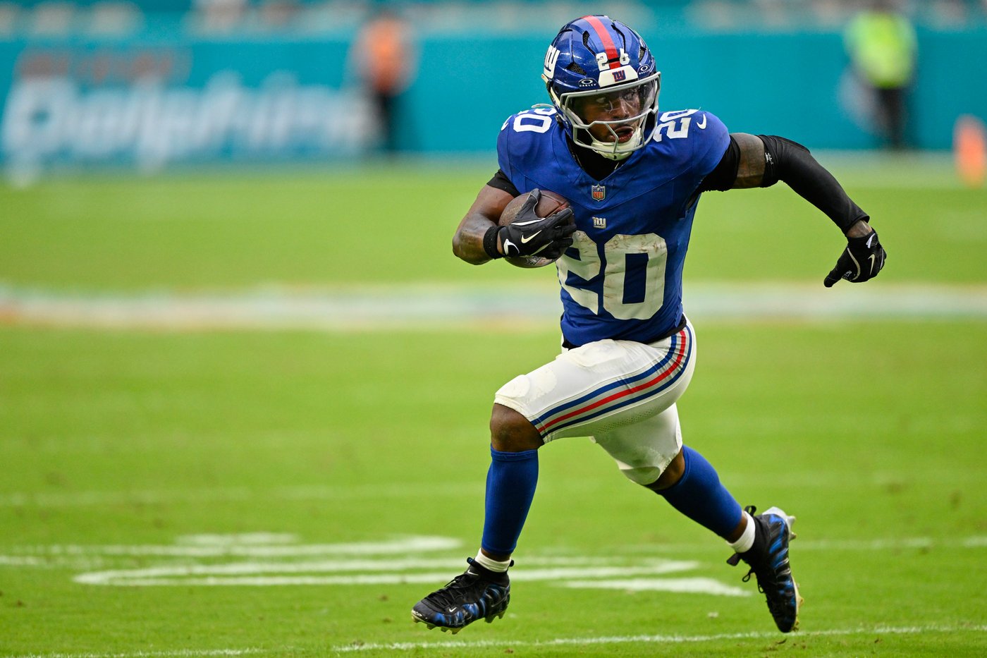 Jameis Winston runs for a touchdown in the Giants' 26-3 preseason win over the Dolphins | iNFOnews.ca