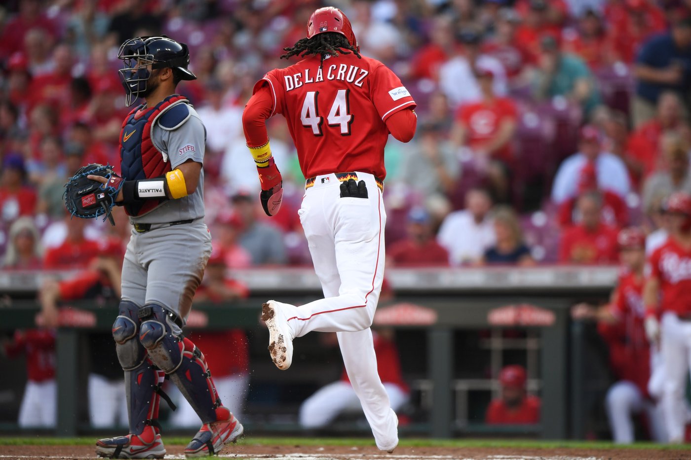De La Cruz's 1st career walk-off hit in 10th gives Reds 6-5 win over Cardinals to split doubleheader | iNFOnews.ca