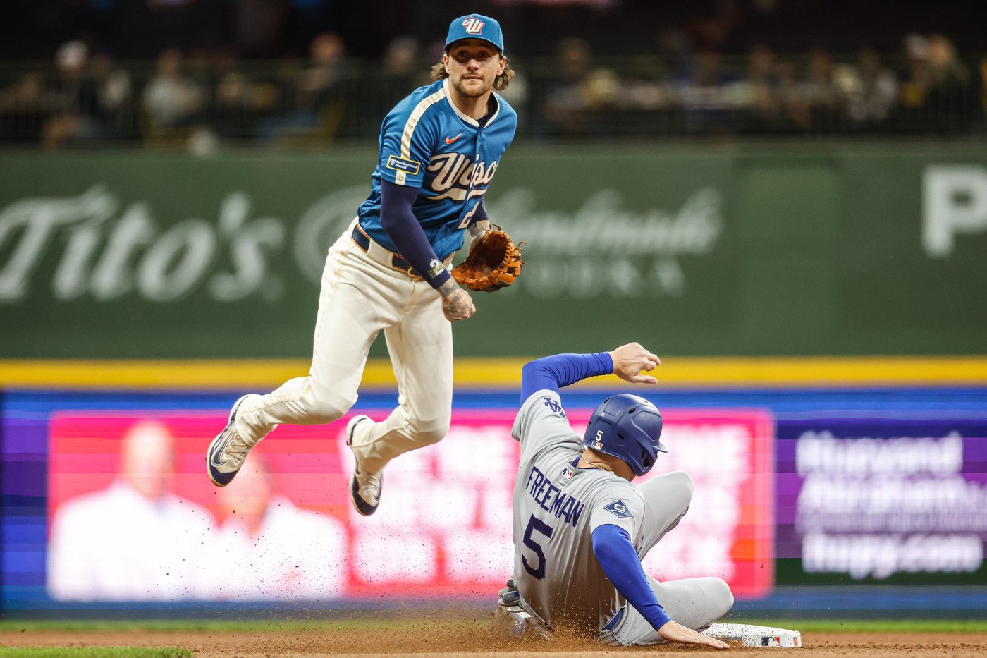 Contreras homers and Henderson pitches 5 shutout innings in Brewers' 5-1 win over Dodgers | iNFOnews.ca