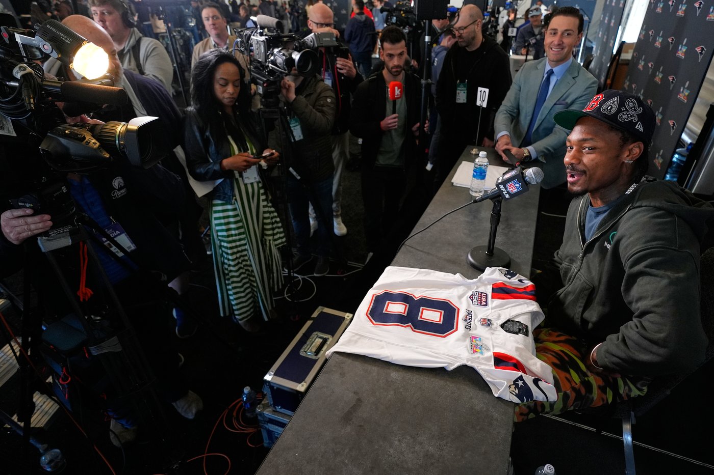 Patriots tell 4-time Pro Bowl receiver Stefon Diggs he'll be released next week, AP source says | iNFOnews.ca