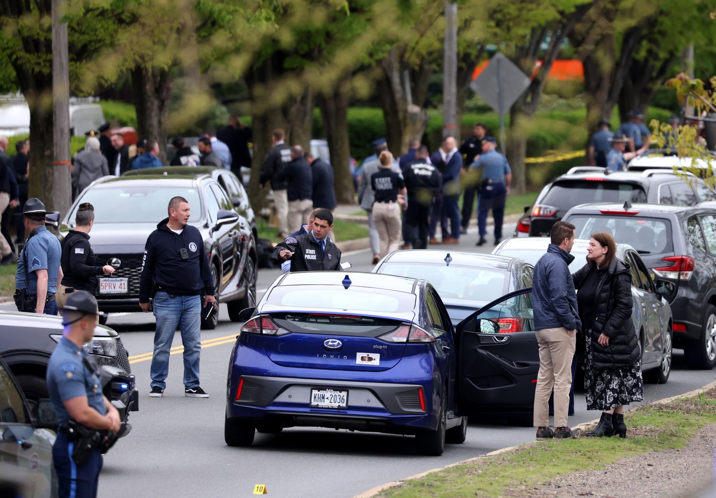 Man with assault rifle wildly shoots at drivers near Boston, wounding 2, officials say | iNFOnews.ca