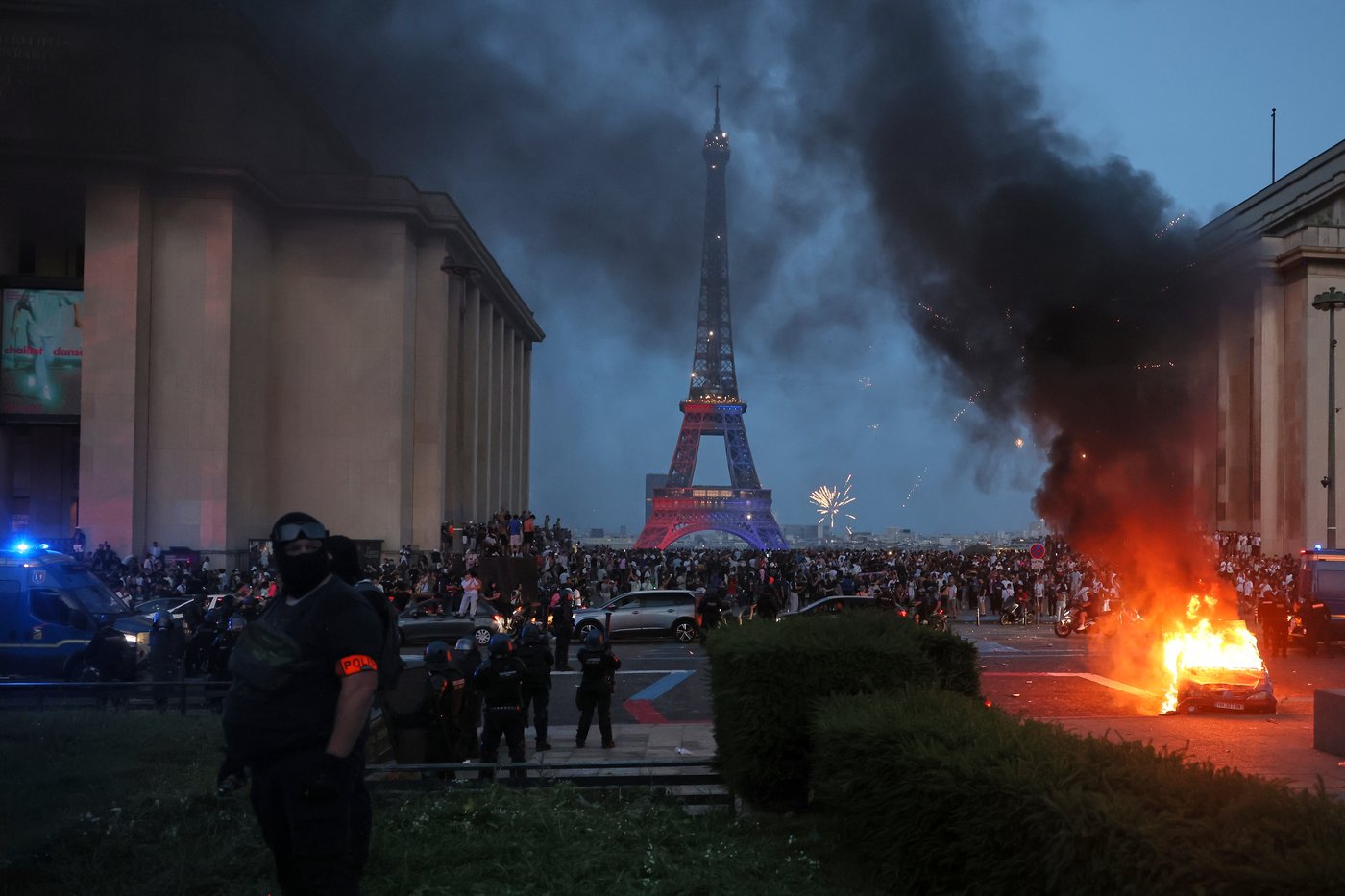 French capital hosts Paris Saint-Germain parade after clashes marred Champions League win | iNFOnews.ca