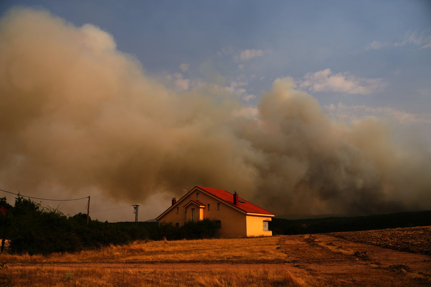 Firefighters battle one of Spain's biggest-ever wildfires during heat wave across the Mediterranean | iNFOnews.ca Firefighters battle one of Spain's biggest-ever wildfires during heat wave across the Mediterranean | iNFOnews.ca
