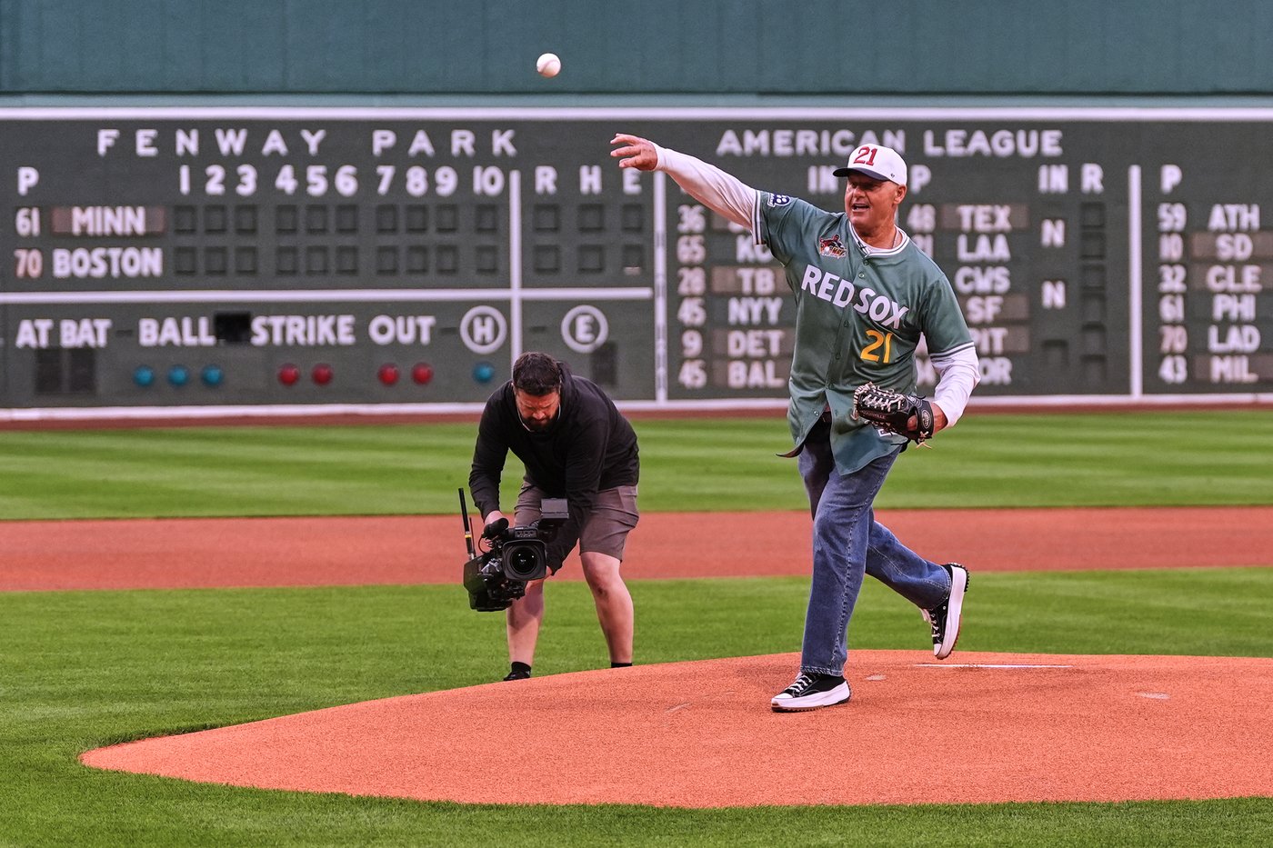 Rocket returns: Roger Clemens throws out 1st pitch to son Kody at Fenway | iNFOnews.ca