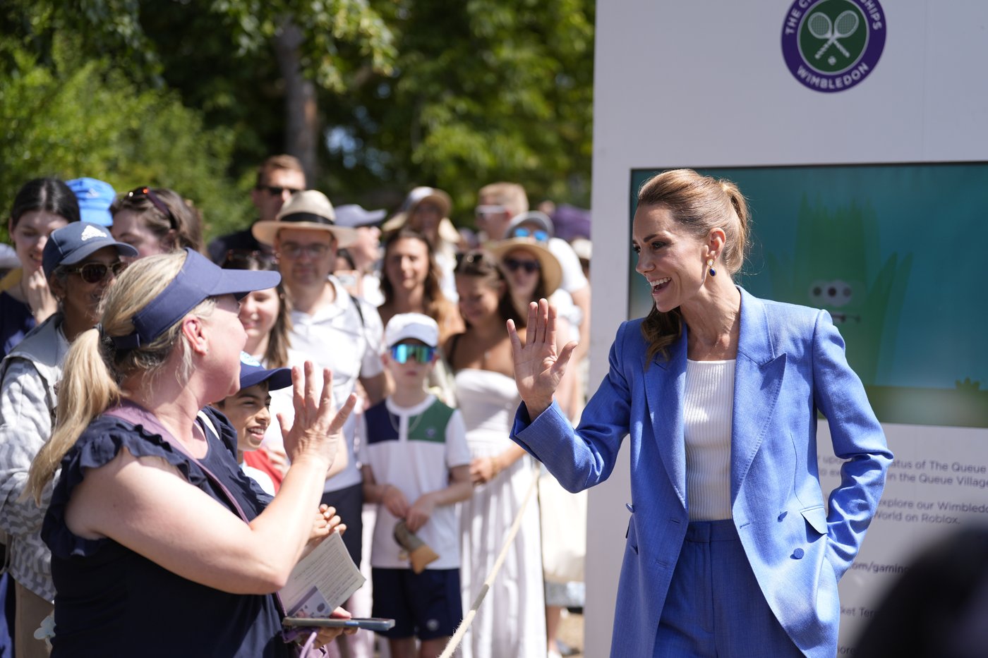Princess Kate greets fans at Wimbledon and sits next to Andy Murray to watch the tennis | iNFOnews.ca