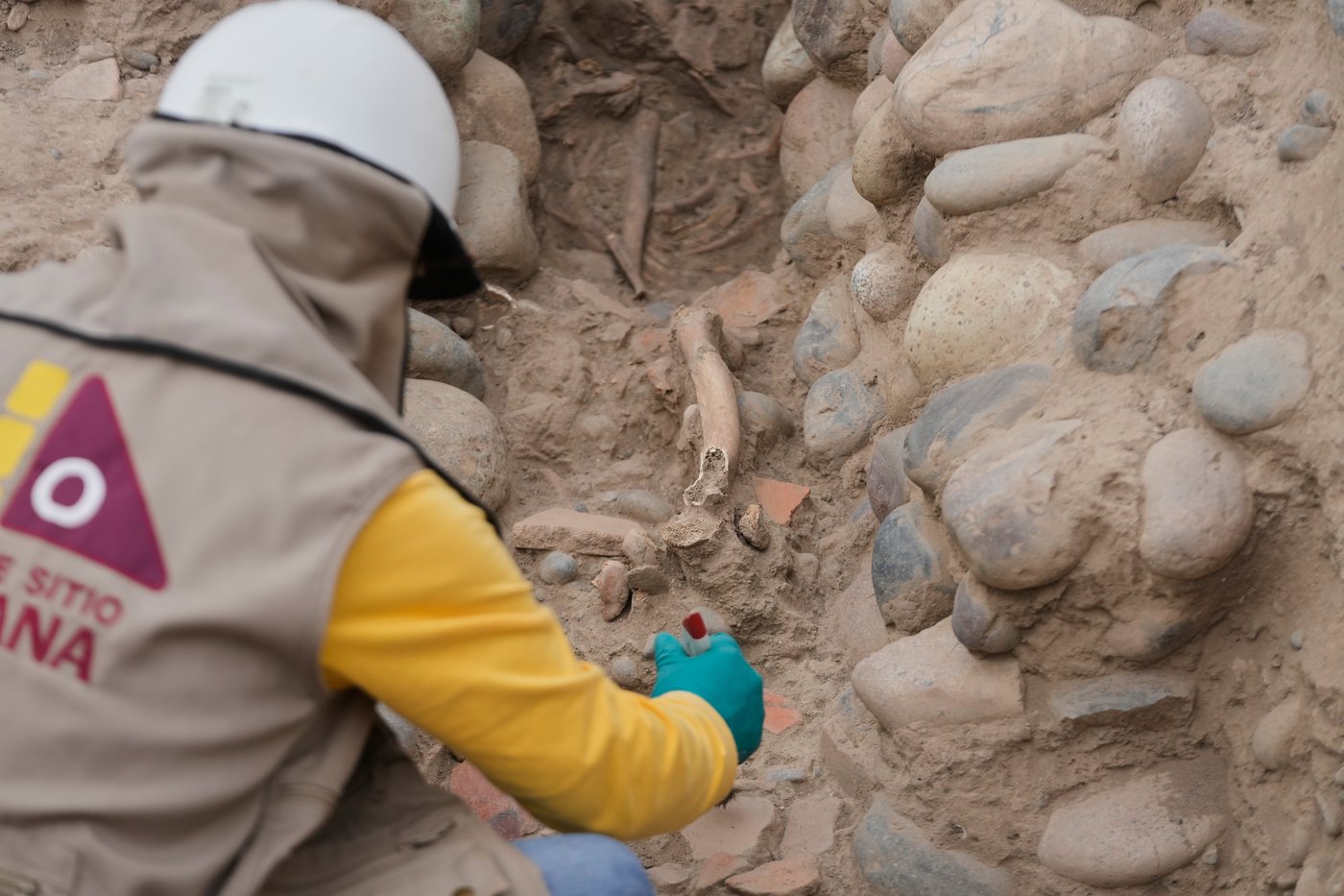 Archaeologists unveil skeletal remains believed to be ritual offering in Lima | iNFOnews.ca Archaeologists unveil skeletal remains believed to be ritual offering in Lima | iNFOnews.ca