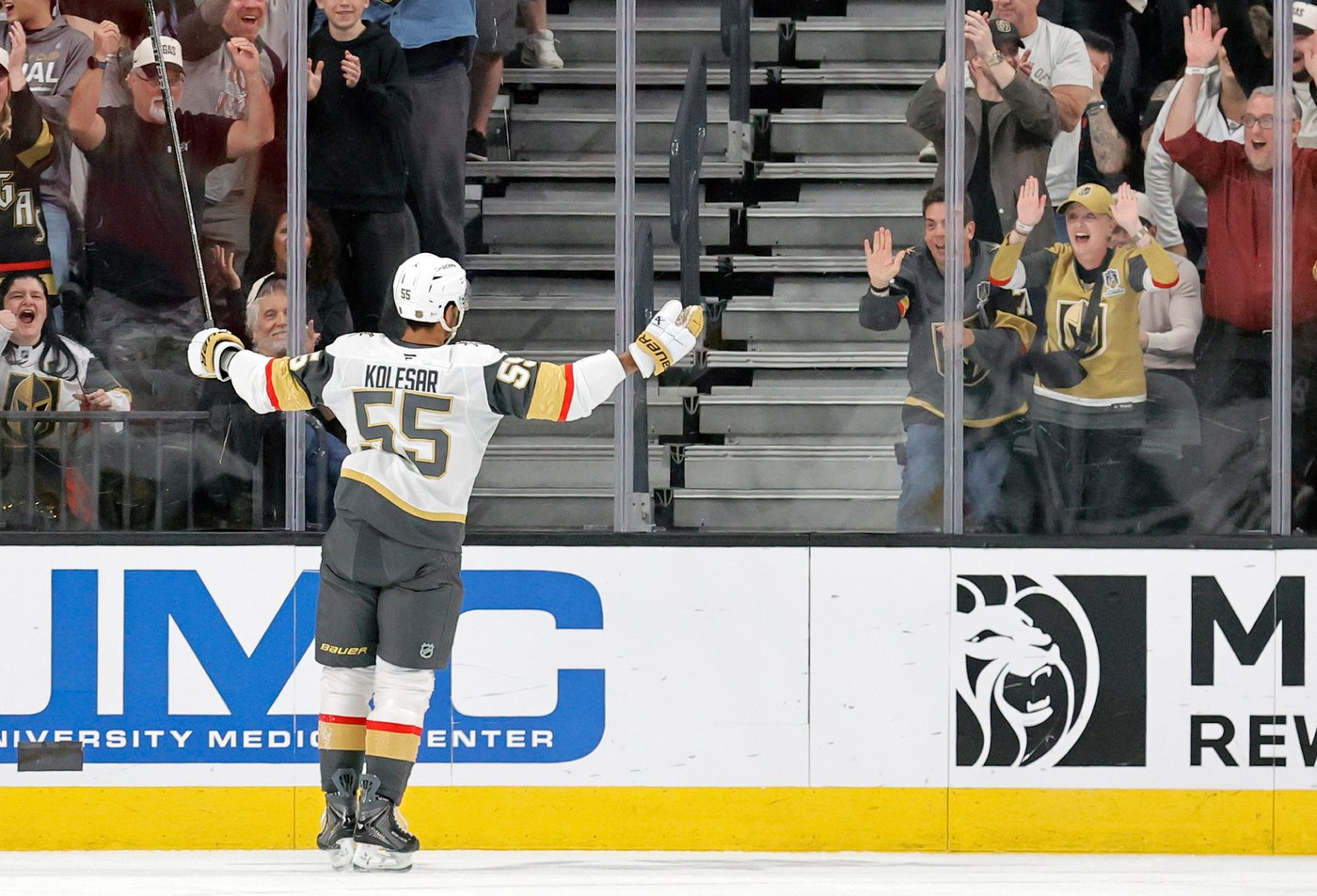 Dorofeyev powers Golden Knights past Blackhawks 4-0 as Hill ends shutout drought | iNFOnews.ca