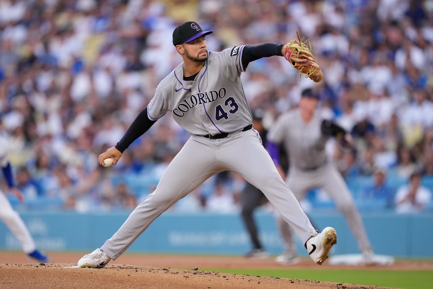 Mookie Betts delivers a clutch 2-strike hit in the eighth as Dodgers beat Rockies 4-3 | iNFOnews.ca
