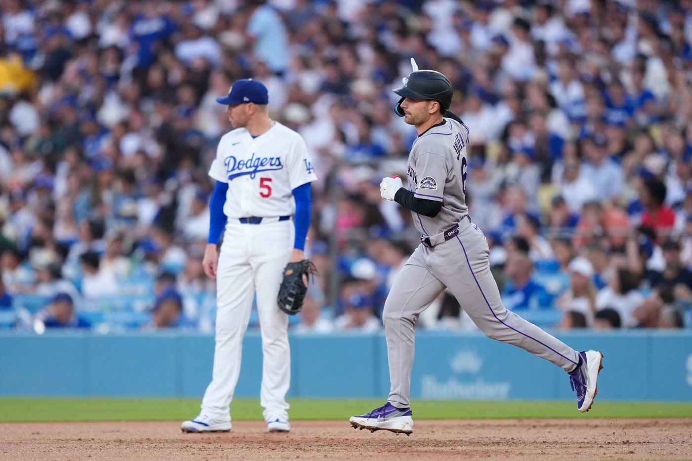 Mookie Betts delivers a clutch 2-strike hit in the eighth as Dodgers beat Rockies 4-3 | iNFOnews.ca