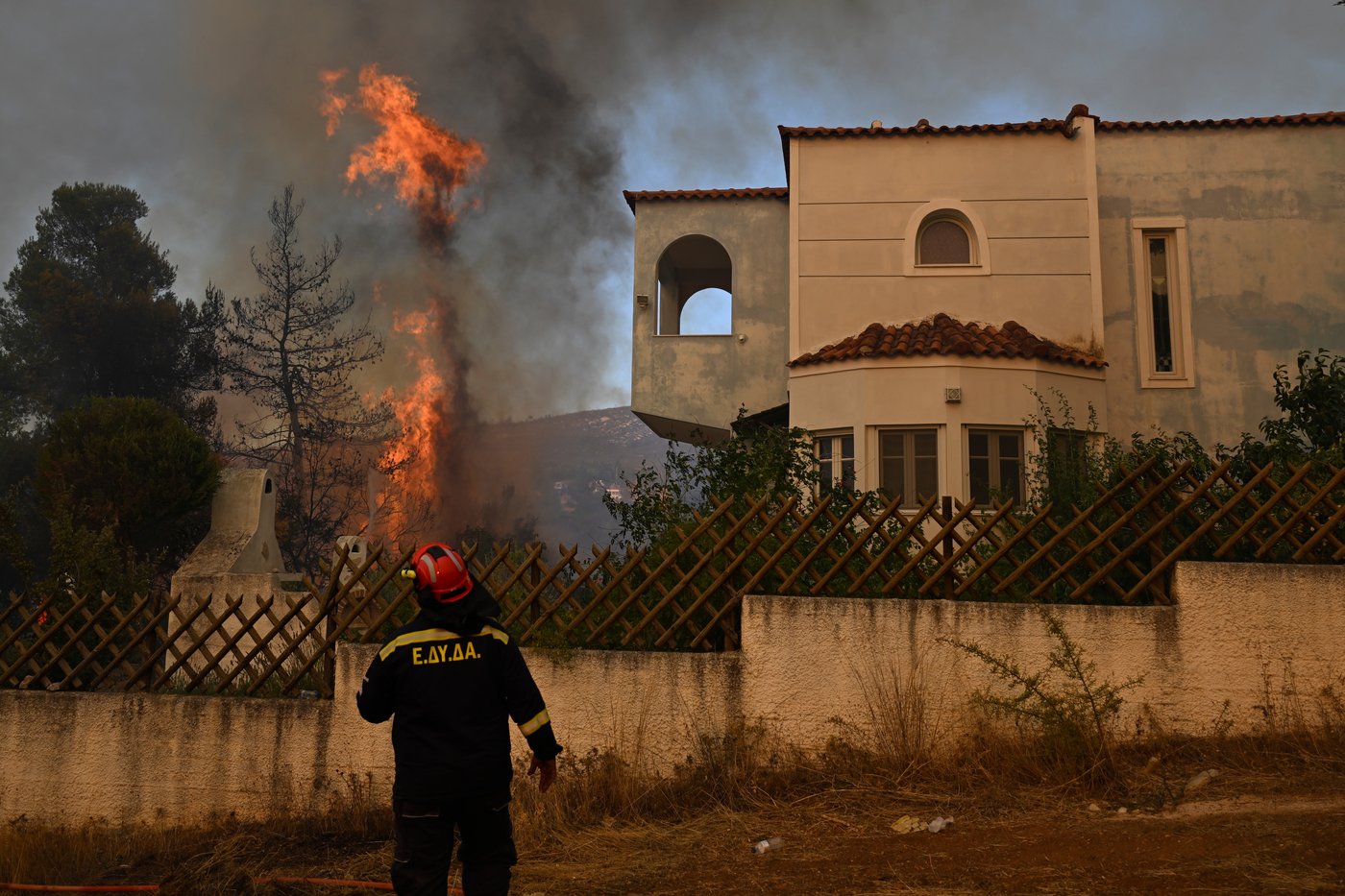 Greek wildfires halted after deadly helicopter crash; French evacuees returning home | iNFOnews.ca