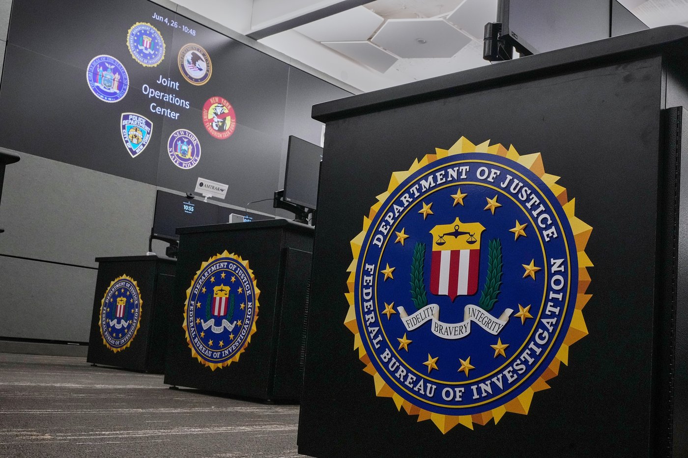 Top FBI agent in Chicago abruptly leaving post after being pushed to retire, AP sources say | iNFOnews.ca Top FBI agent in Chicago abruptly leaving post after being pushed to retire, AP sources say | iNFOnews.ca
