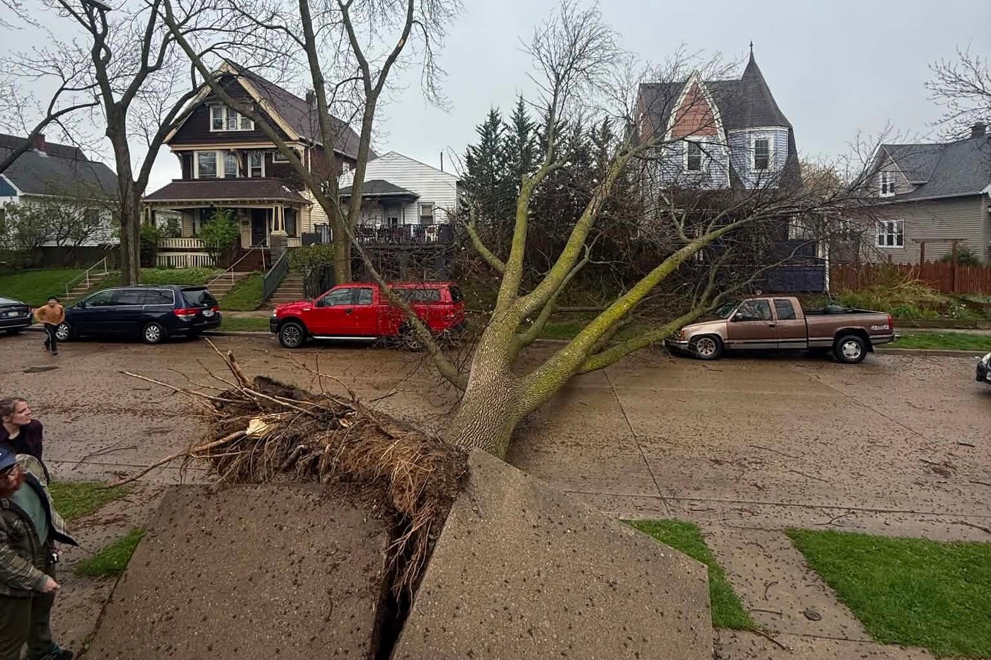 Fast-moving storms batter the Midwest, flooding streets and stranding commuters | iNFOnews.ca