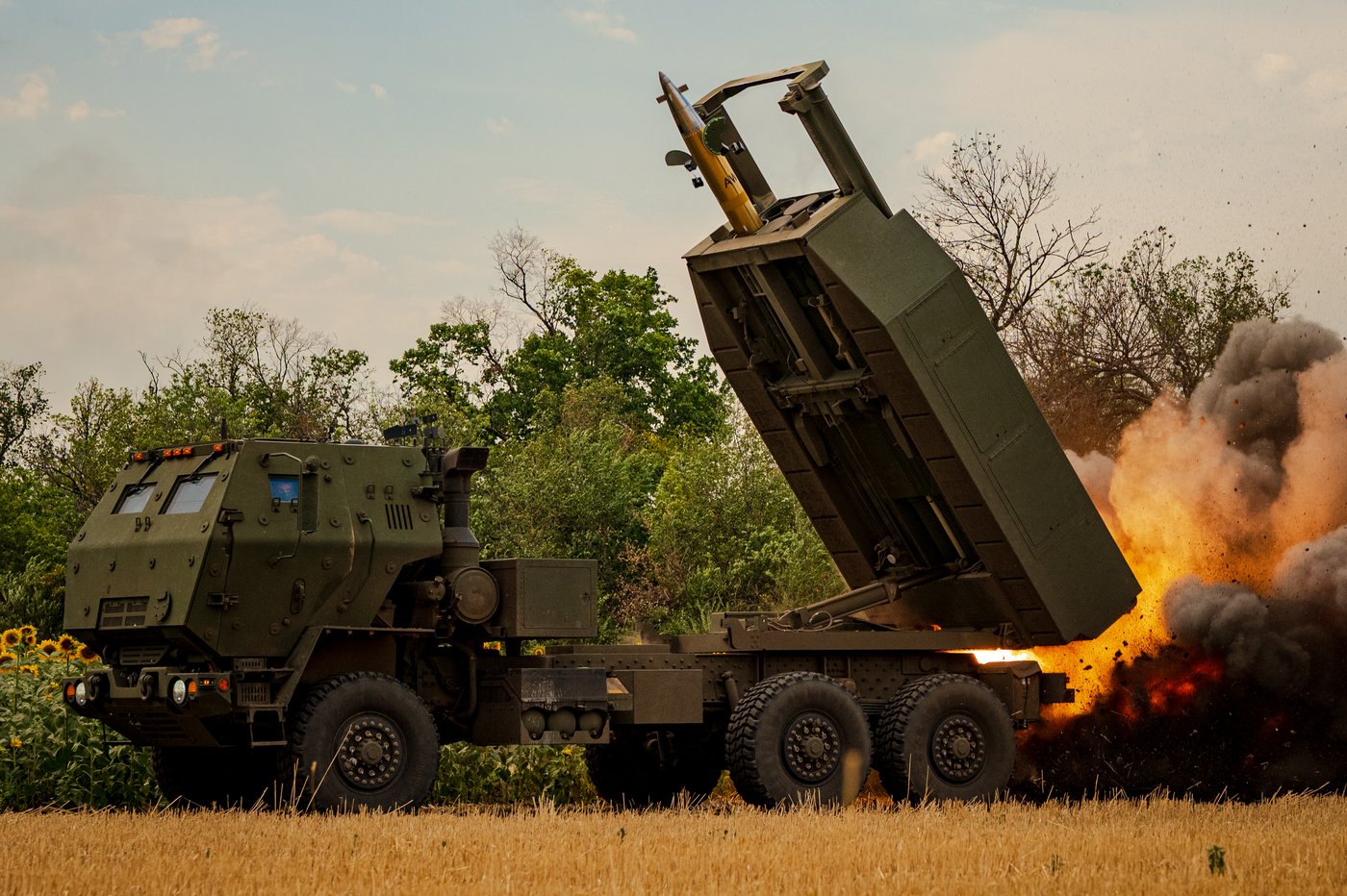 Ukrainian HIMARS crew fires and moves on as it tries to avoid detection, in photos | iNFOnews.ca