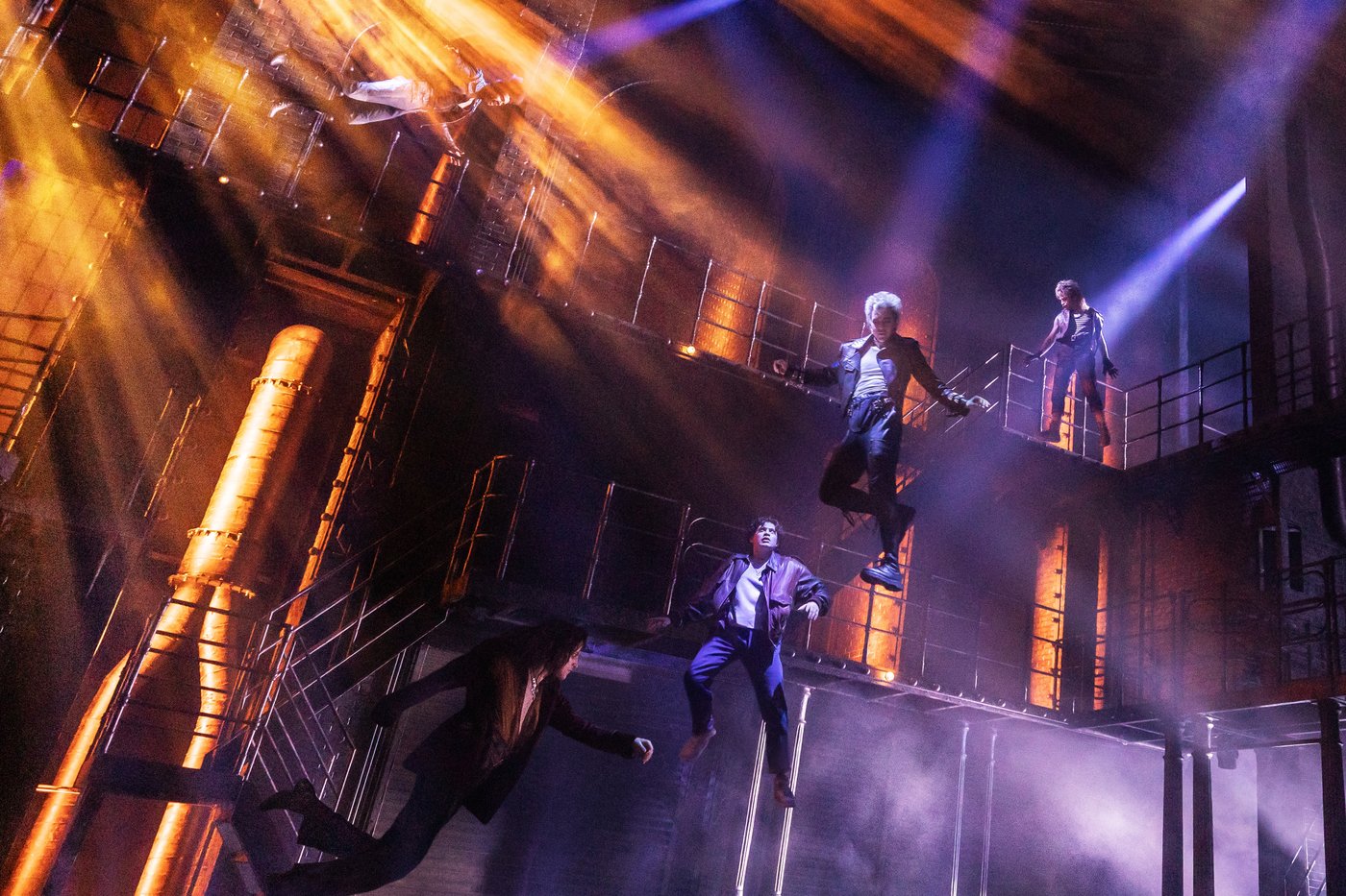How do you make vampires fly effortlessly on Broadway? Strong wires, harnesses and lots of practice | iNFOnews.ca