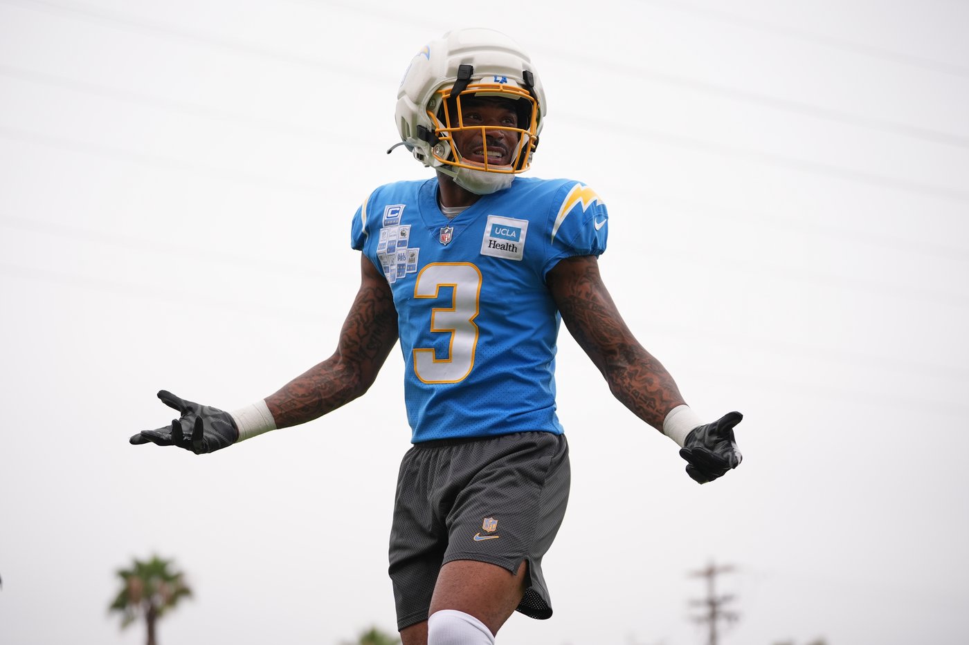 Harbaugh's Chargers honor late Billy Ray Smith before practicing in San Diego | iNFOnews.ca Harbaugh's Chargers honor late Billy Ray Smith before practicing in San Diego | iNFOnews.ca