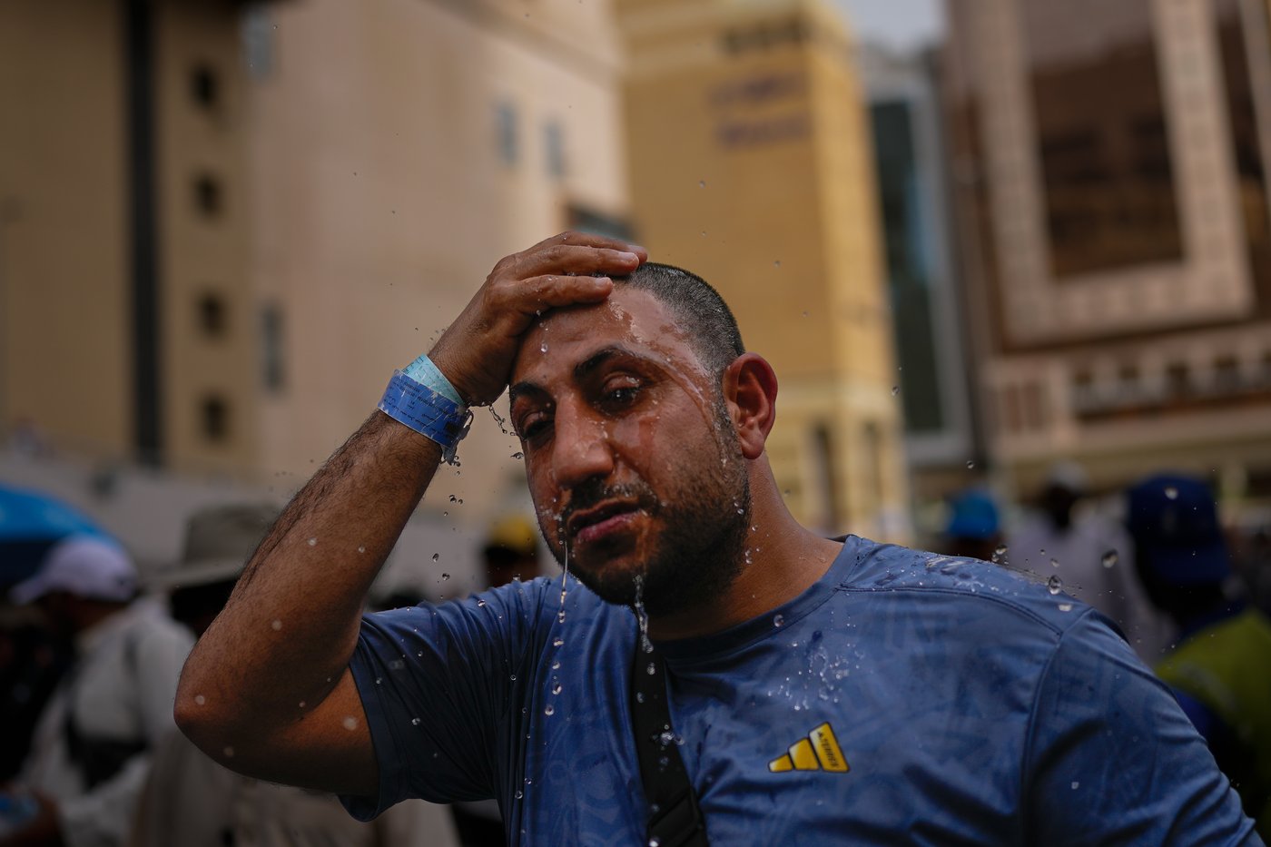 Muslims begin the annual Hajj in sweltering heat against a backdrop of war concerns | iNFOnews.ca