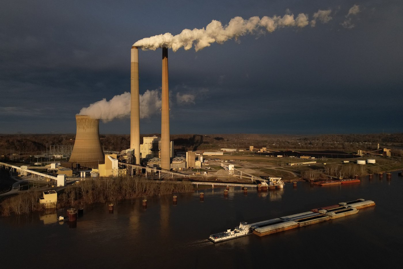 Trump administration proposes gutting rules targeting coal plant ash that threatens groundwater | iNFOnews.ca