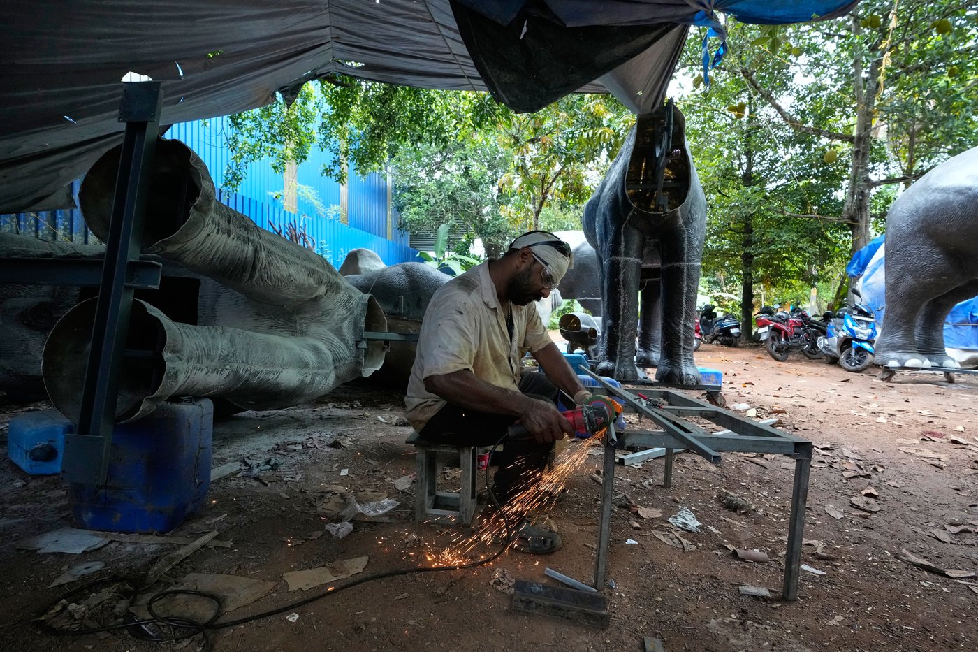 Robotic elephants are replacing live ones at Kerala temple festivals, in photos | iNFOnews.ca