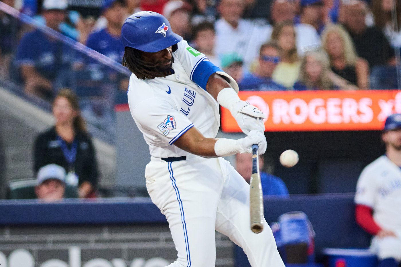 McAdoo helps Jays hold on for 2-1 win over Red Sox after controversial sac fly call | iNFOnews.ca
