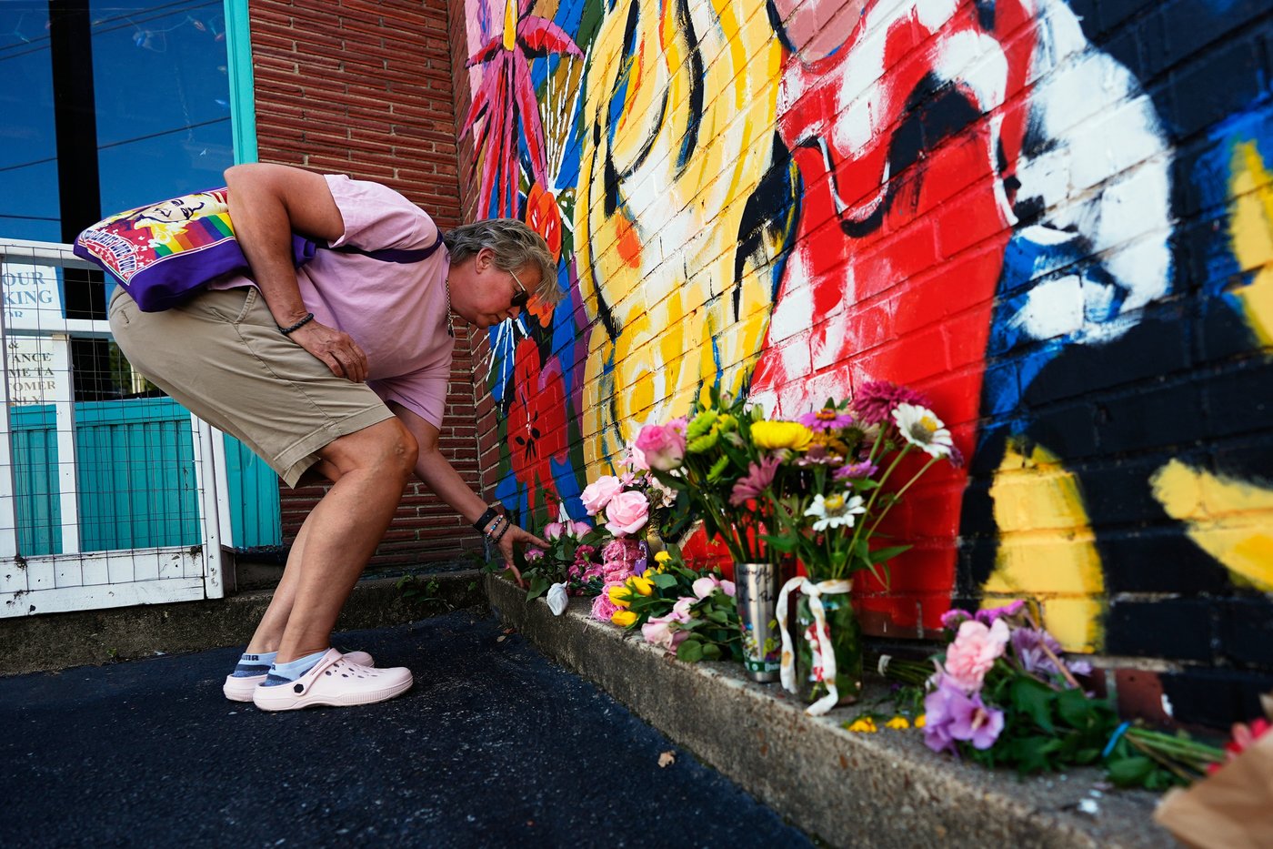 From Los Angeles to Nashville, fans remember Dolly Parton, in photos | iNFOnews.ca