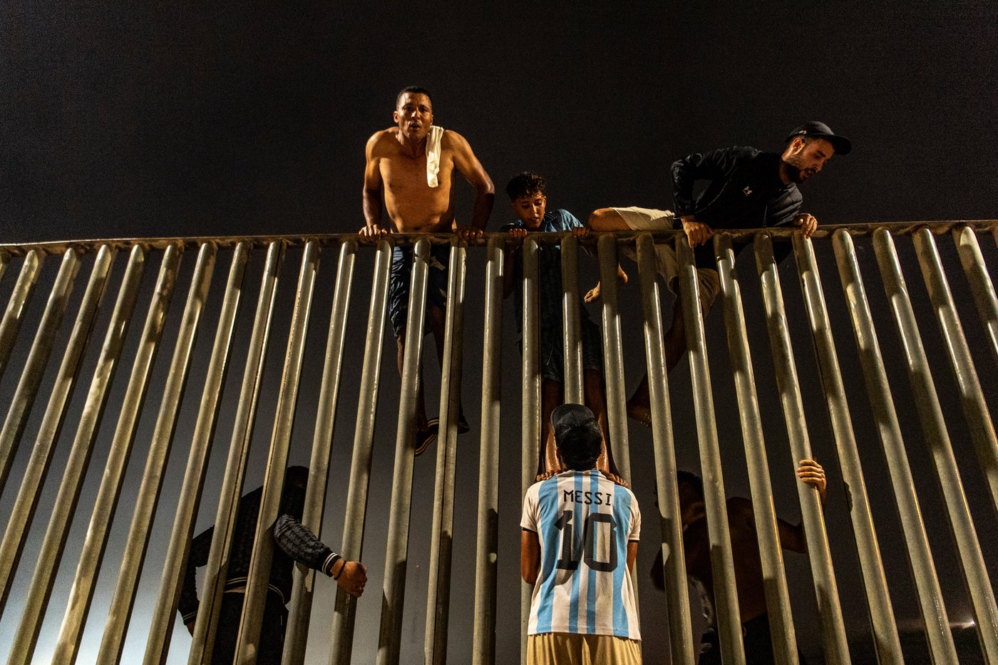 Migrants cross into Spain’s Ceuta enclave from Morocco, in photos | iNFOnews.ca