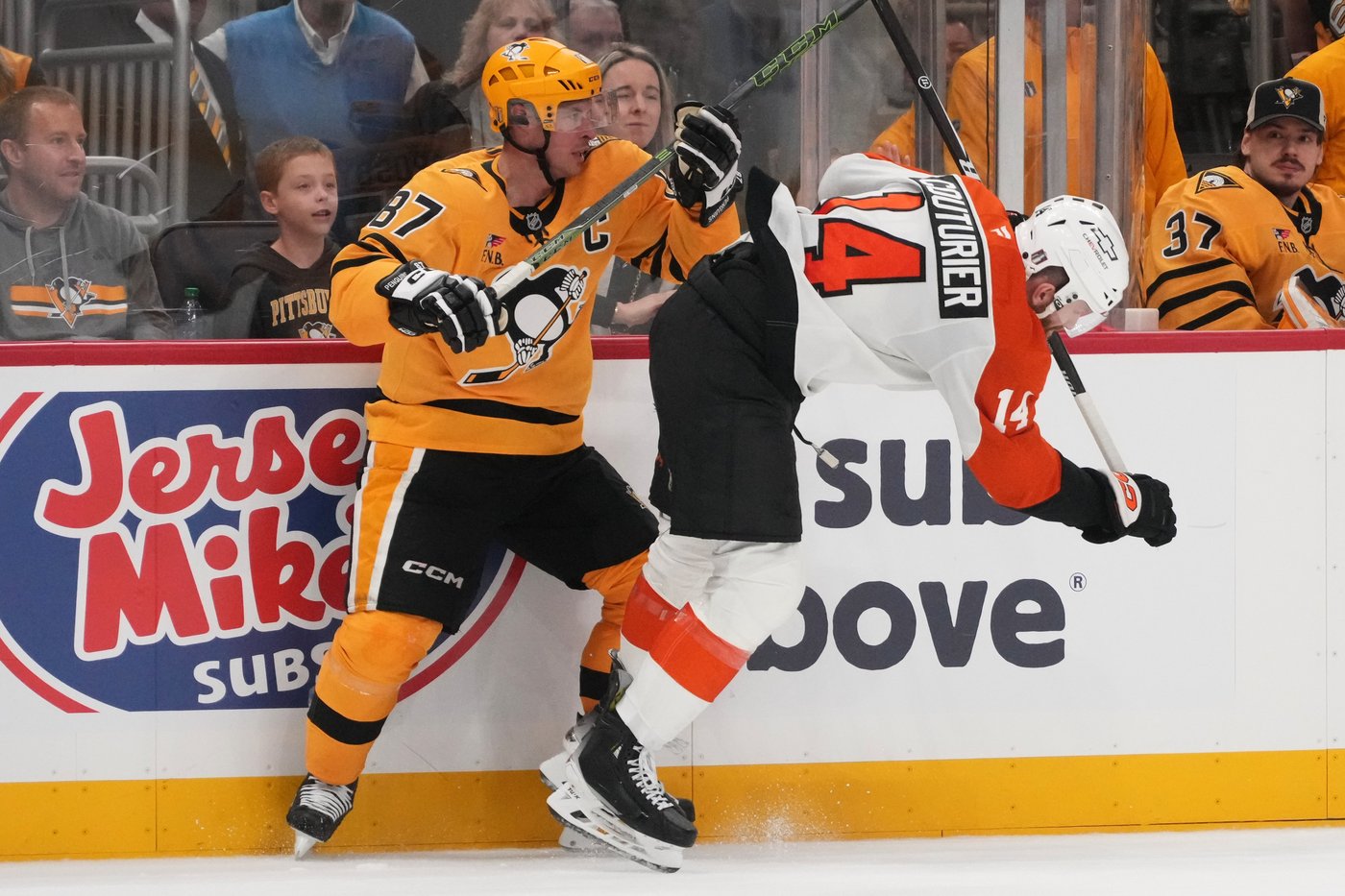 Flyers celebrate return to the playoffs with a 3-2 win over Penguins in Game 1 | iNFOnews.ca