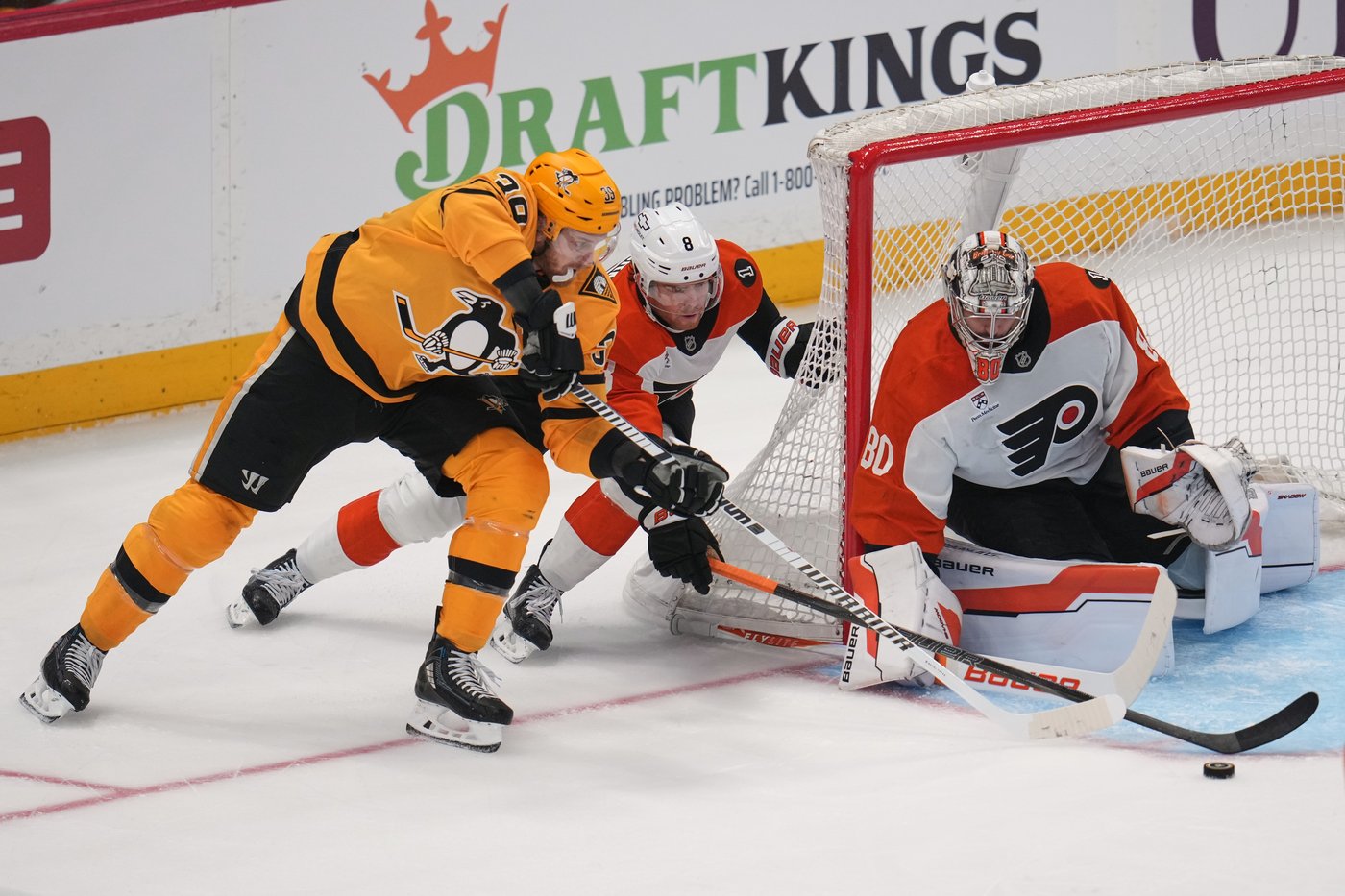 Flyers celebrate return to the playoffs with a 3-2 win over Penguins in Game 1 | iNFOnews.ca