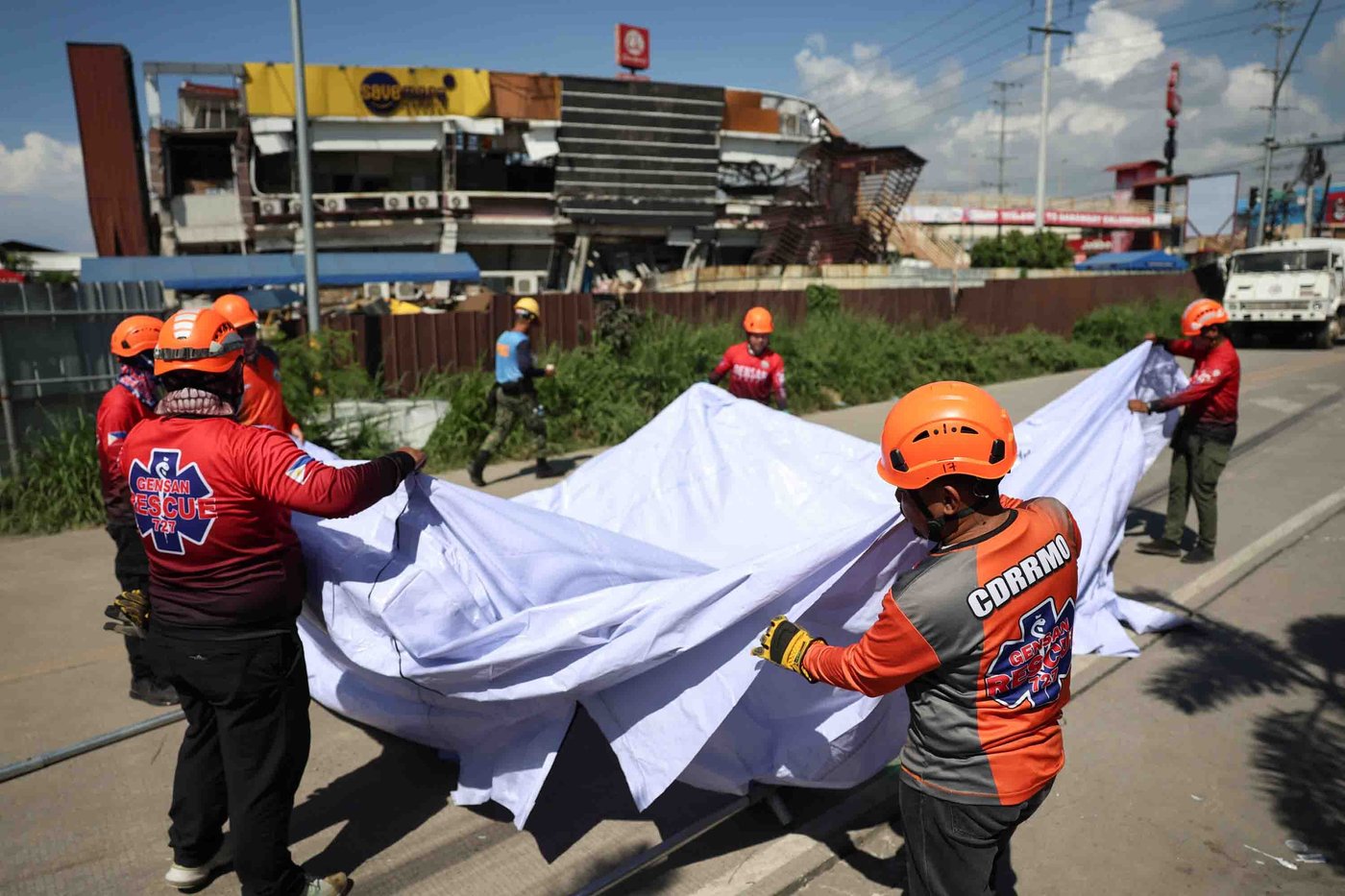 32,000 people displaced by the Philippine earthquake that killed at least 37 | iNFOnews.ca