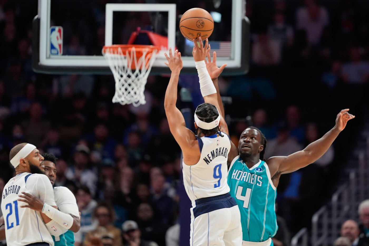 Hornets rout Mavericks 117-90 for 5th straight victory and .500 record | iNFOnews.ca