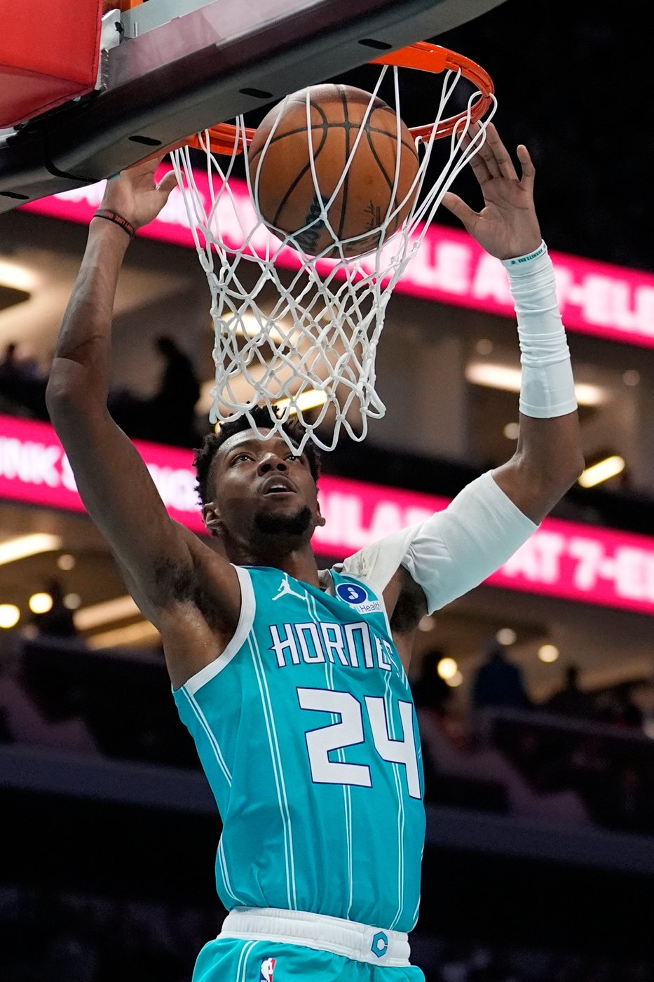 Hornets rout Mavericks 117-90 for 5th straight victory and .500 record | iNFOnews.ca