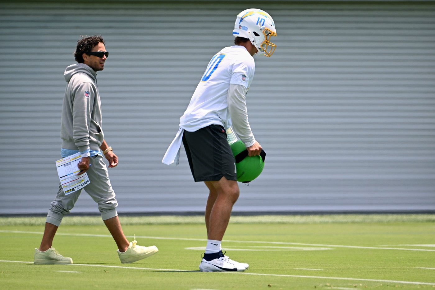 Justin Herbert, Chargers adjusting to Mike McDaniel's new emphasis on quick timing throws | iNFOnews.ca