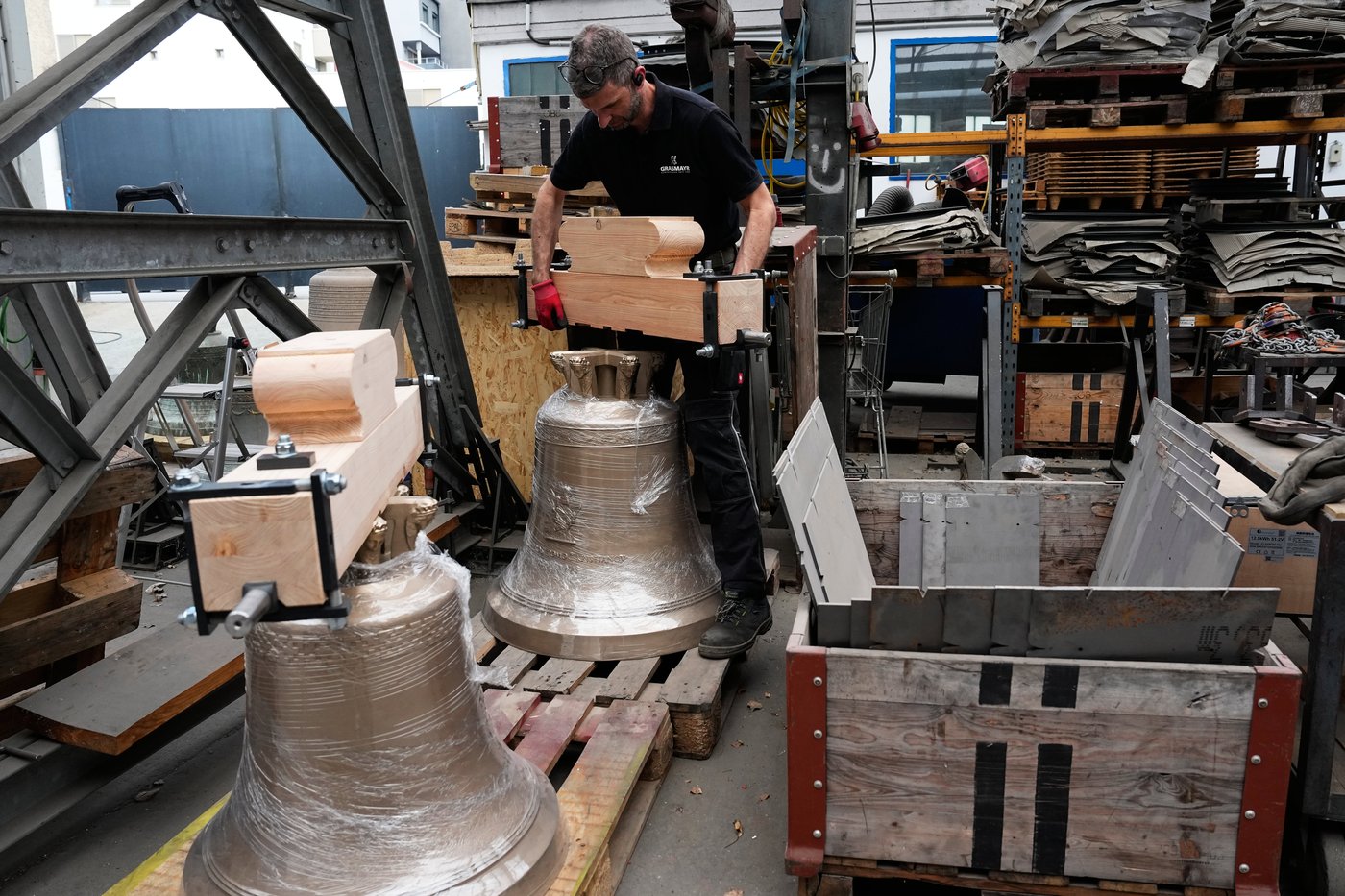 Photos show how new technology helps keep one of Europe’s last bell makers alive in Austria | iNFOnews.ca