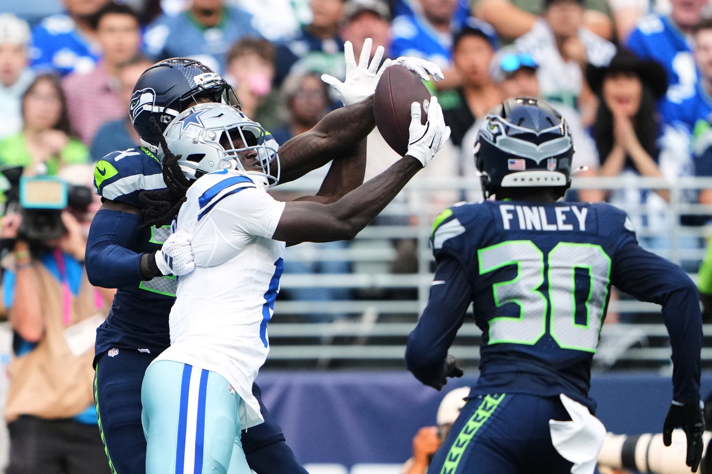 Brown stands out for Cowboys with 2 TD catches in 17-7 win over Seahawks | iNFOnews.ca