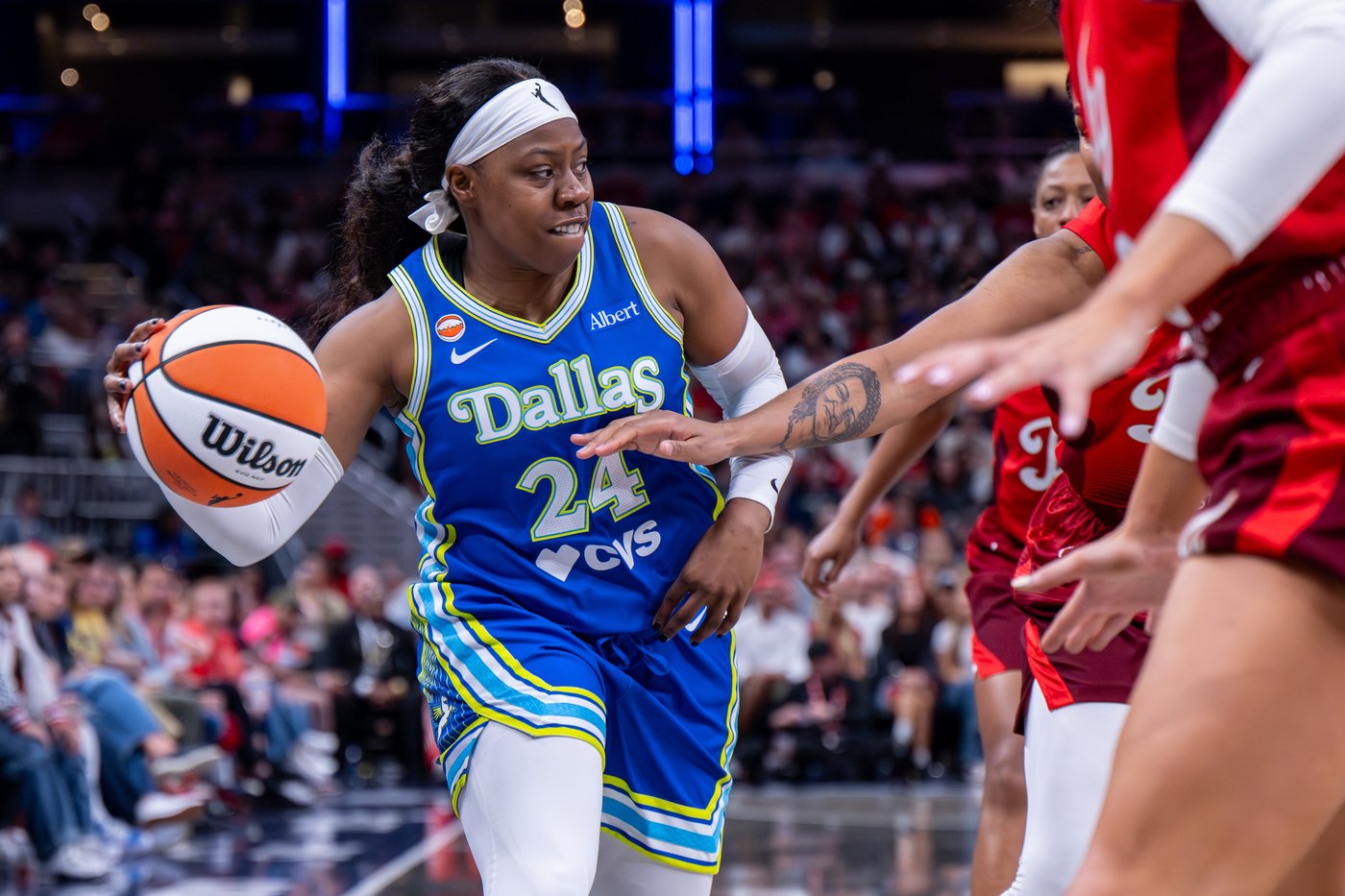 Ogunbowale and Bueckers hold off Clark's Fever as Wings win highly anticipated season opener 107-104 | iNFOnews.ca