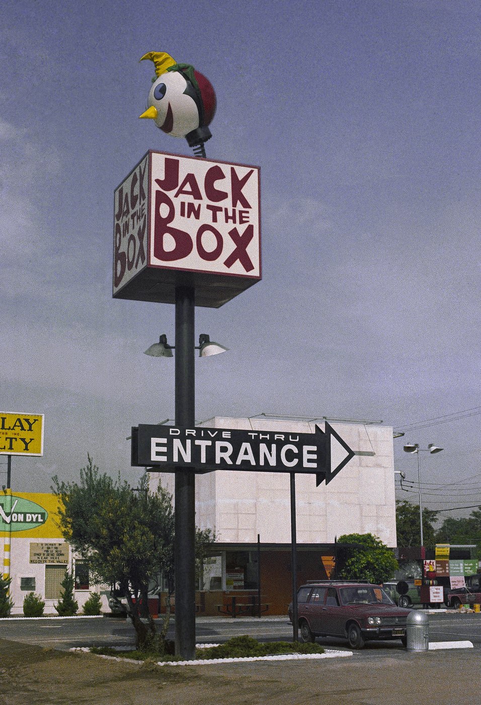 Pull up to the window, please, for a glimpse of an American icon: The drive-thru | iNwheels
