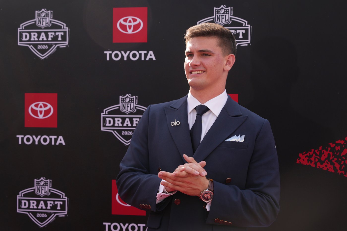 Inside the NFL draft suits: Family photos, sponsor art and a comic book reveal | iNFOnews.ca