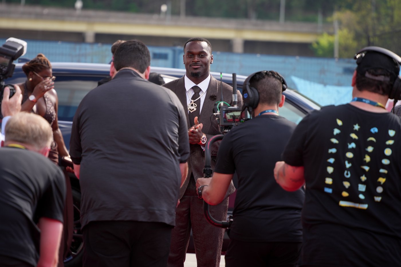 Inside the NFL draft suits: Family photos, sponsor art and a comic book reveal | iNFOnews.ca